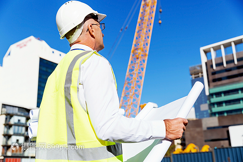 蓝图背心下的城市筑梦人——记建筑工地上的工程师与建设者