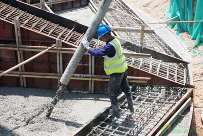 江西定南新阳智慧风电场首台风机基础顺利浇筑完成，绿色能源建设迈出关键一步
